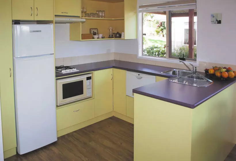 هتل Poinciana Cottages