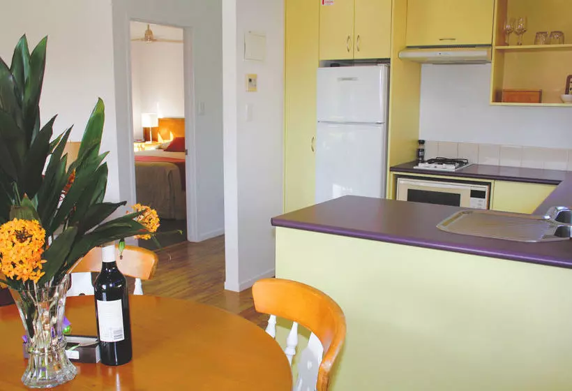 هتل Poinciana Cottages