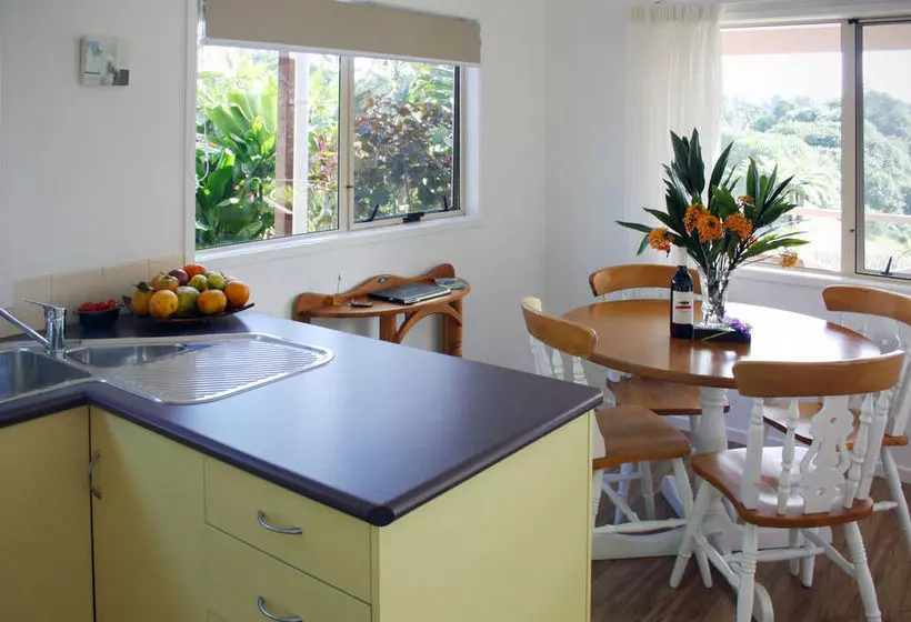 هتل Poinciana Cottages