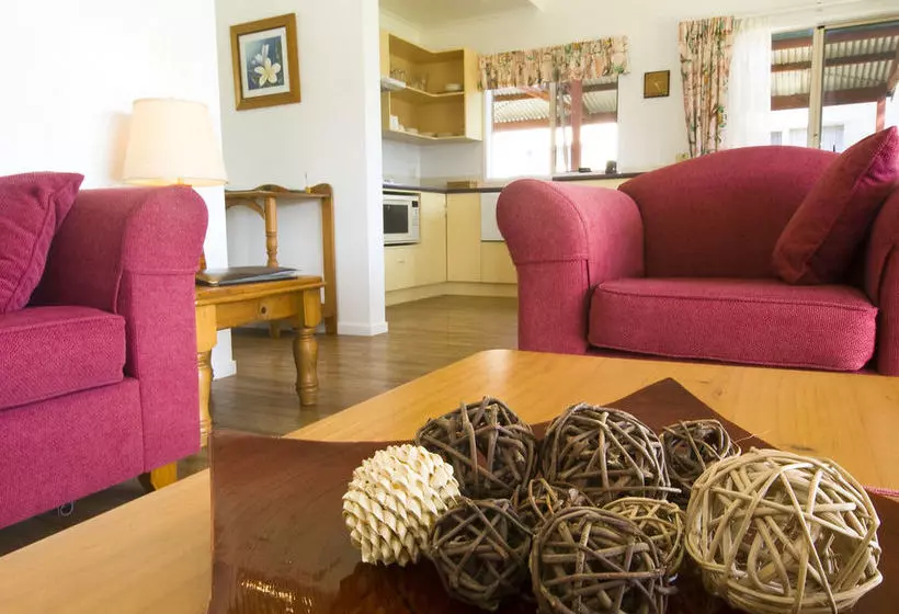 هتل Poinciana Cottages