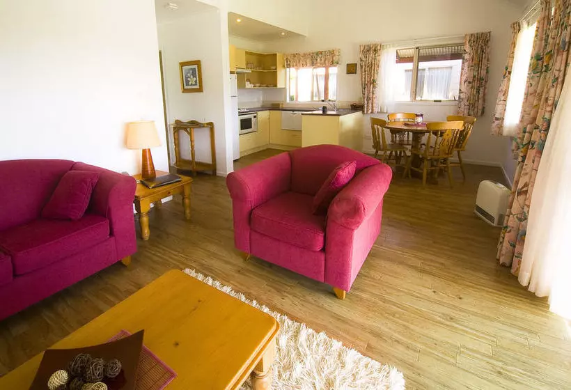 هتل Poinciana Cottages