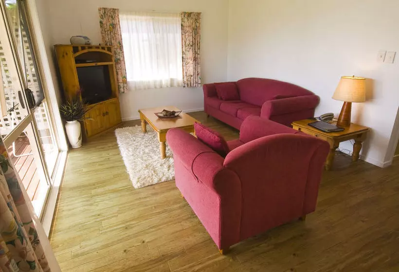 هتل Poinciana Cottages