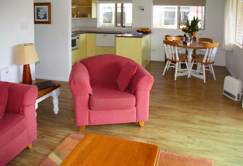 هتل Poinciana Cottages