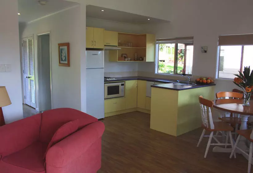 هتل Poinciana Cottages