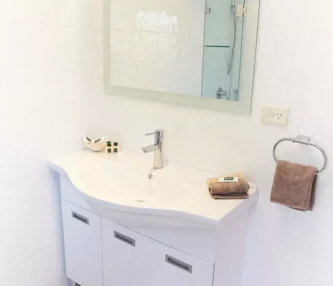 هتل Poinciana Cottages