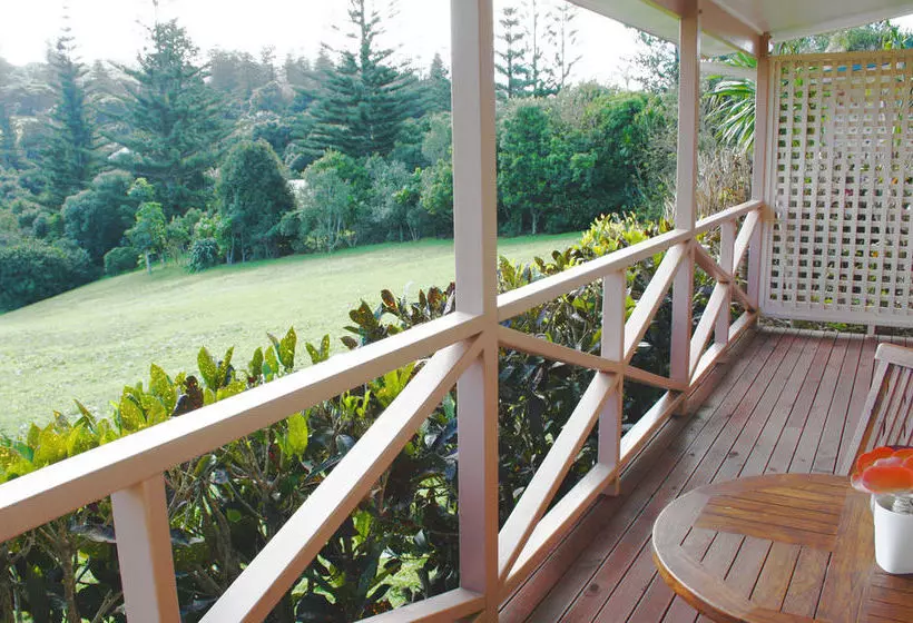 هتل Poinciana Cottages