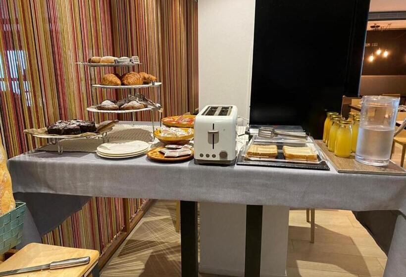 هتل Raval De La Mar