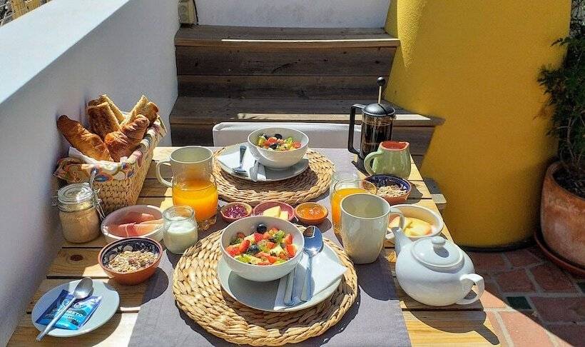 تختخواب و صبحانه Calcada Guesthouse