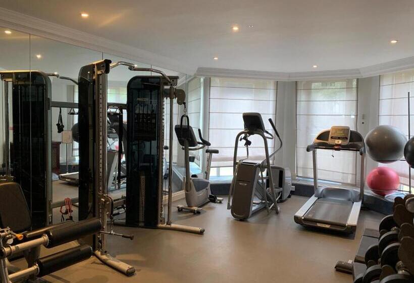 Cheval Thorney Court At Hyde Park