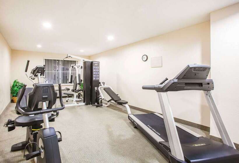 בית מלון כפרי Baymont On The Lake By Wyndham Hot Springs