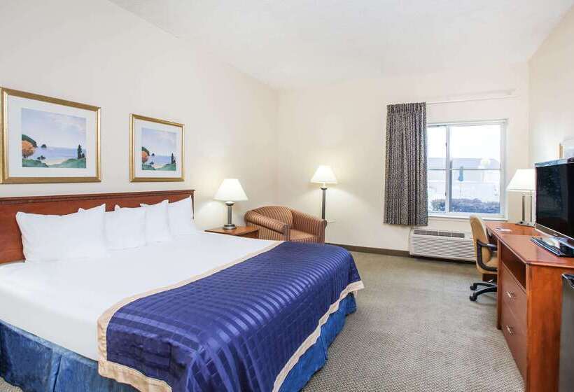 בית מלון כפרי Baymont On The Lake By Wyndham Hot Springs