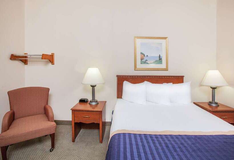 בית מלון כפרי Baymont On The Lake By Wyndham Hot Springs