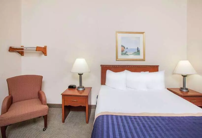 ホテル Baymont On The Lake By Wyndham Hot Springs