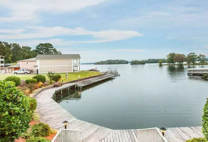 ホテル Baymont On The Lake By Wyndham Hot Springs