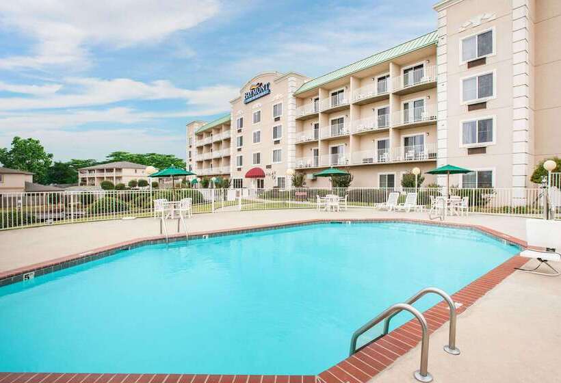 בית מלון כפרי Baymont On The Lake By Wyndham Hot Springs