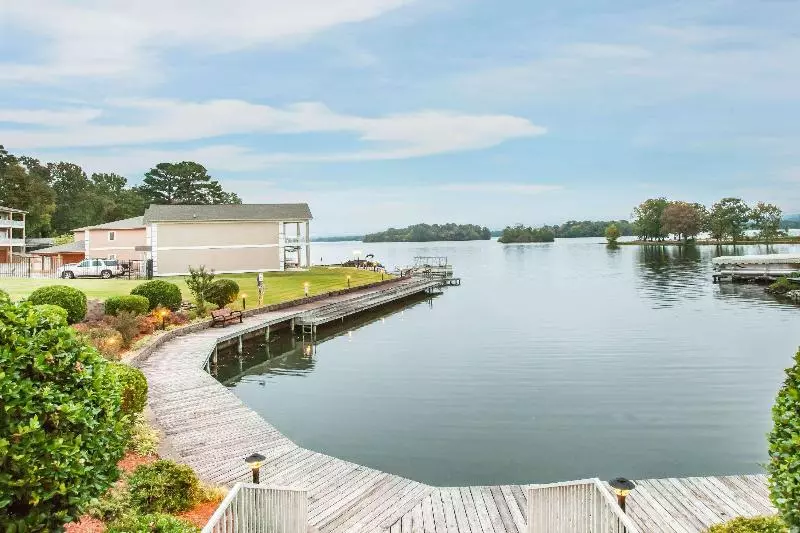 ホテル Baymont On The Lake By Wyndham Hot Springs