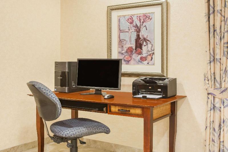 בית מלון כפרי Baymont On The Lake By Wyndham Hot Springs