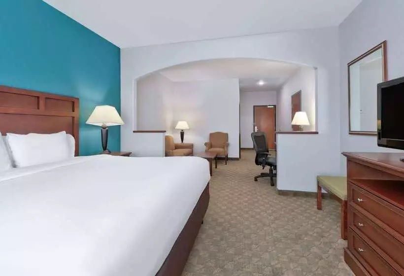 Отель Baymont Inn & Suites By Wyndham Glen Rose