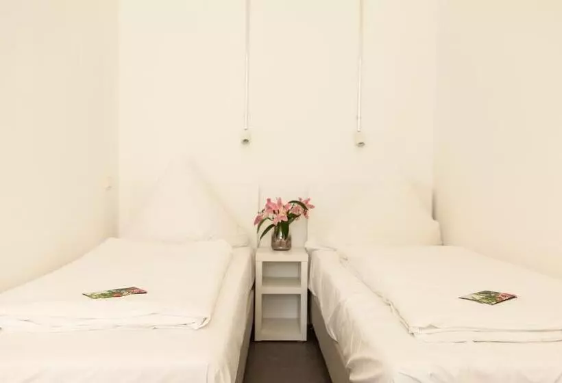 هتل Bnb Near Brandenburg Gate Rooms & Apartments