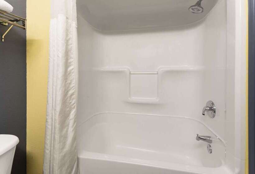 Отель Days Inn & Suites By Wyndham Union City