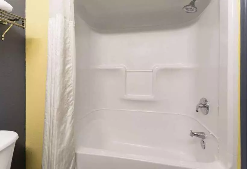 Отель Days Inn & Suites By Wyndham Union City