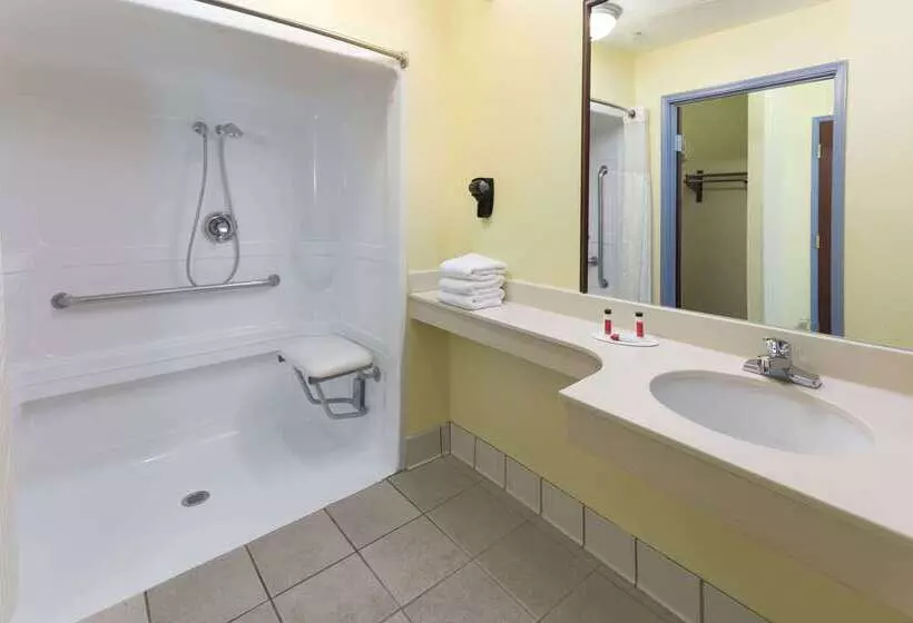 Отель Days Inn & Suites By Wyndham Union City