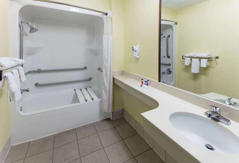 Отель Days Inn & Suites By Wyndham Union City