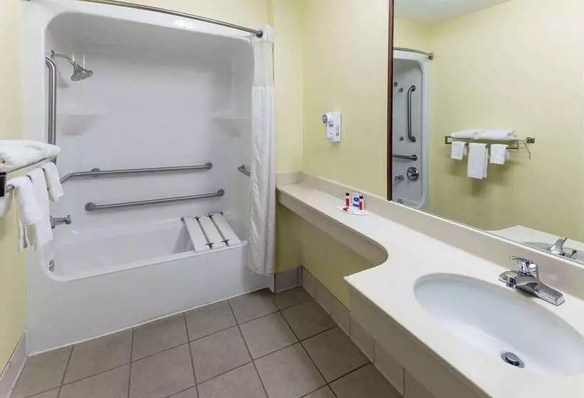 Отель Days Inn & Suites By Wyndham Union City