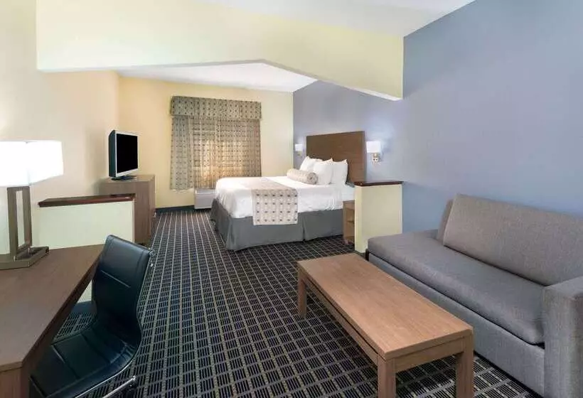 Отель Days Inn & Suites By Wyndham Union City