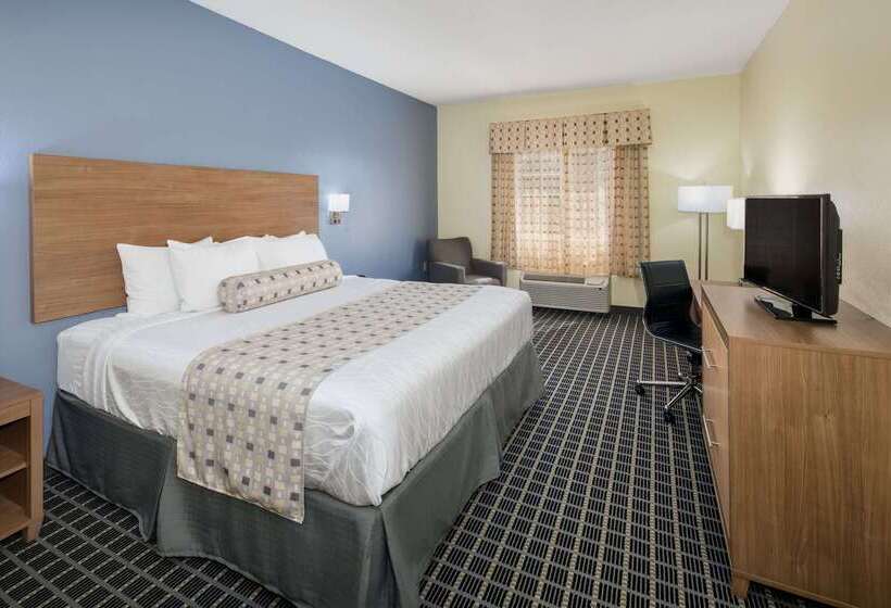 Отель Days Inn & Suites By Wyndham Union City