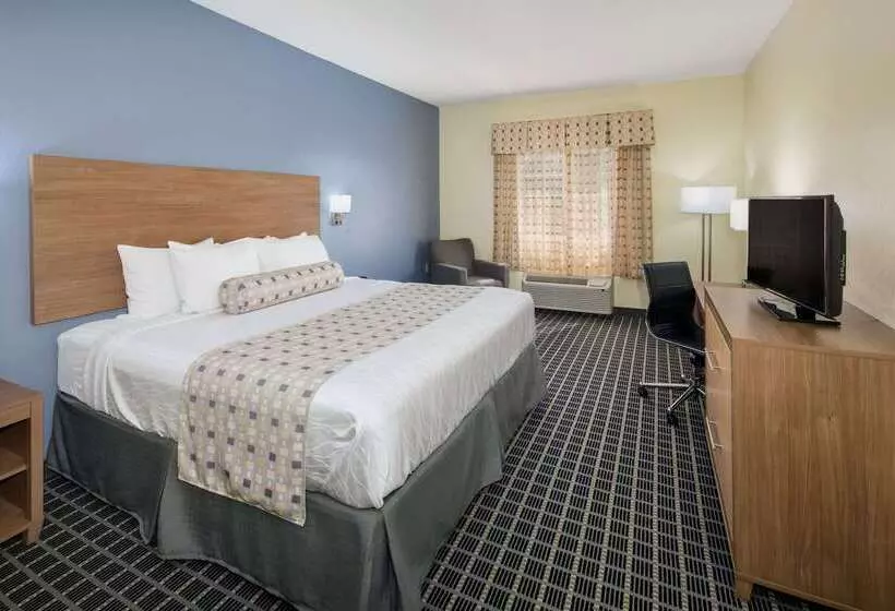 Отель Days Inn & Suites By Wyndham Union City