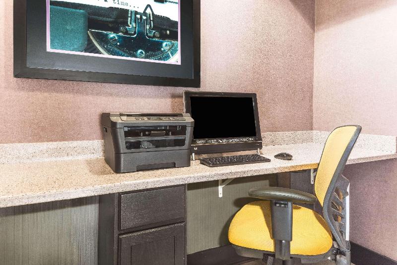 Отель Days Inn & Suites By Wyndham Union City