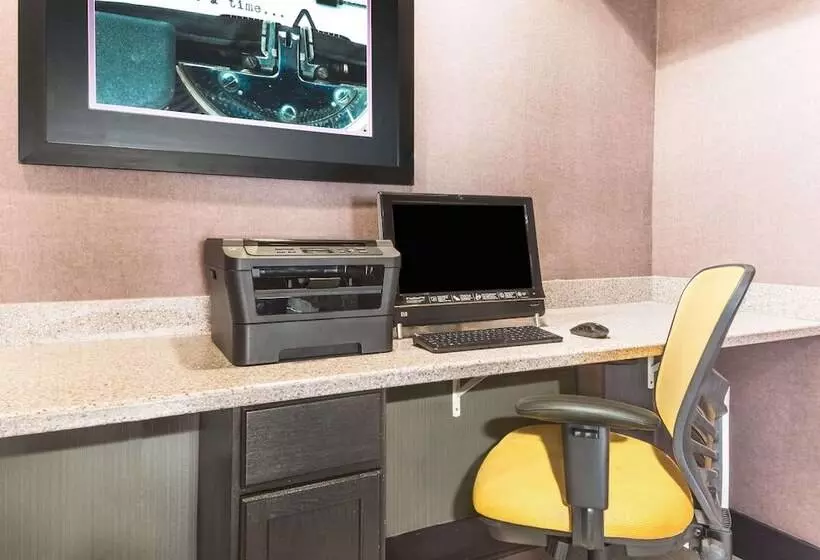 Отель Days Inn & Suites By Wyndham Union City