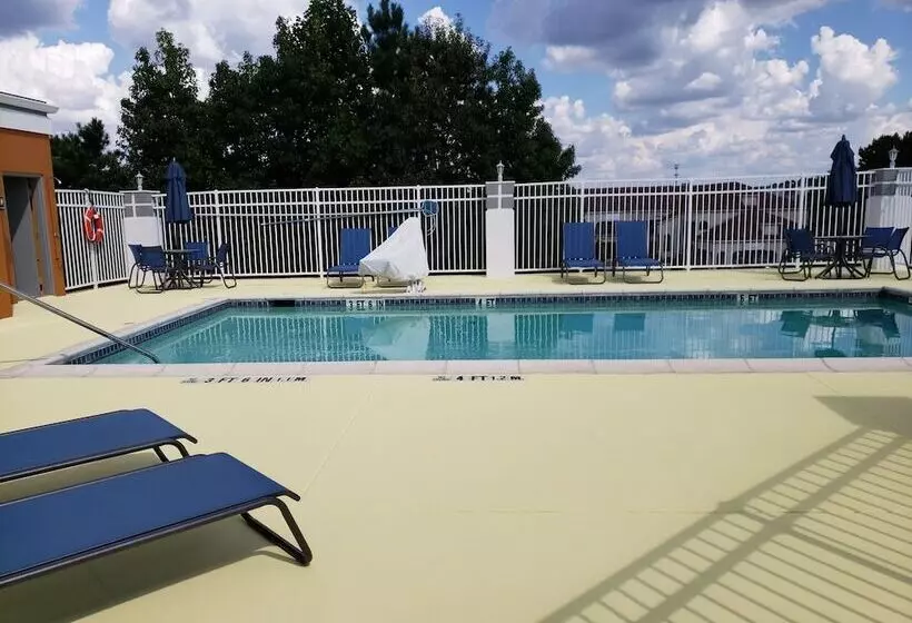 Отель Days Inn & Suites By Wyndham Union City