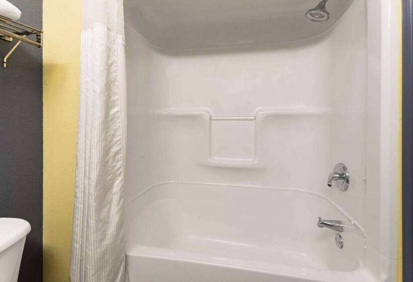 Отель Days Inn & Suites By Wyndham Union City