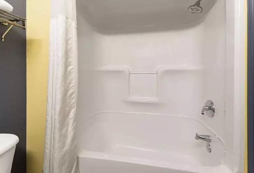 Отель Days Inn & Suites By Wyndham Union City