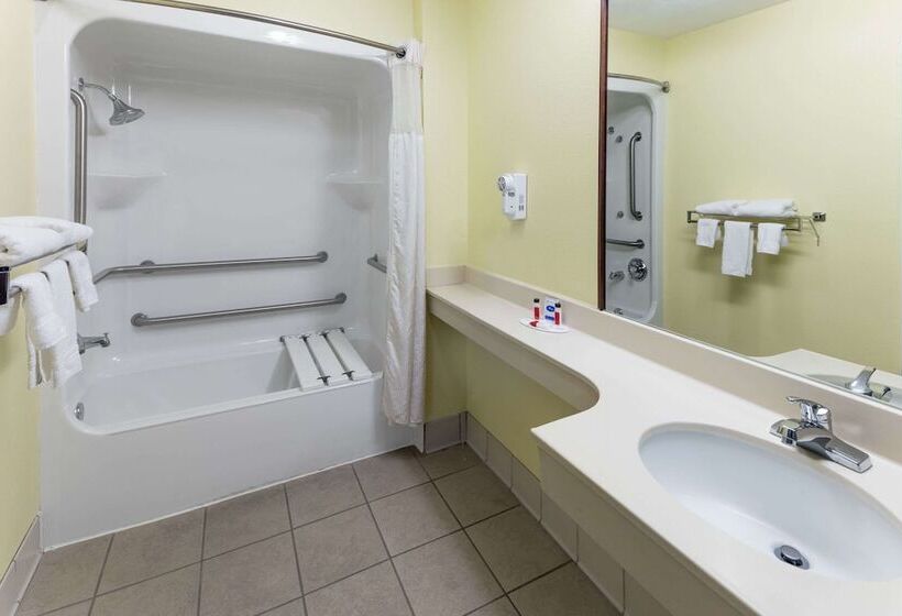 Отель Days Inn & Suites By Wyndham Union City