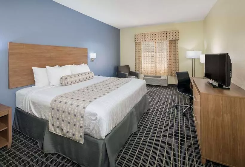 Отель Days Inn & Suites By Wyndham Union City