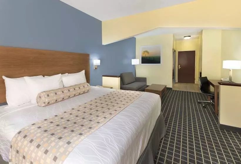 Отель Days Inn & Suites By Wyndham Union City