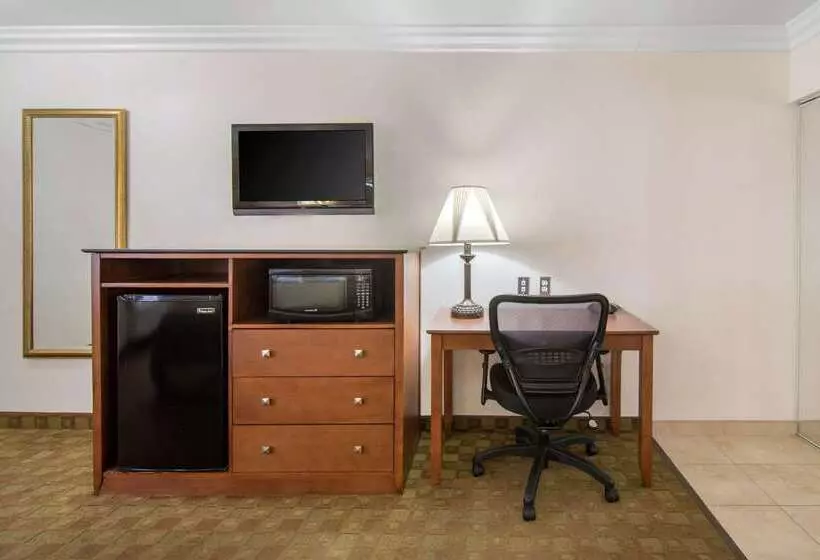 호텔 Rodeway Inn Adelanto Us 395