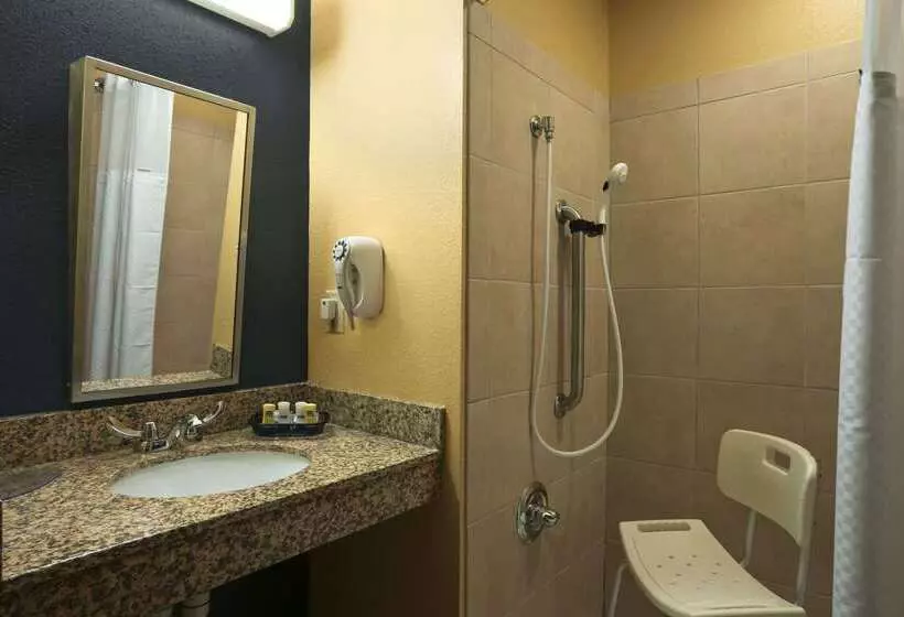Hotelli Quality Inn & Suites