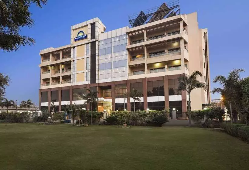 Days Hotel By Wyndham Neemrana
