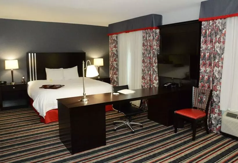 Отель Hampton Inn & Suites Albany At Albany Mall