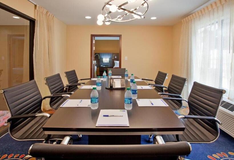 בית מלון כפרי Holiday Inn Express & Suites St Louis Airport, An Ihg