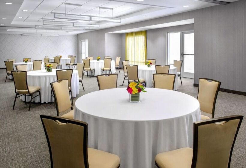 Отель Springhill Suites Long Island Brookhaven