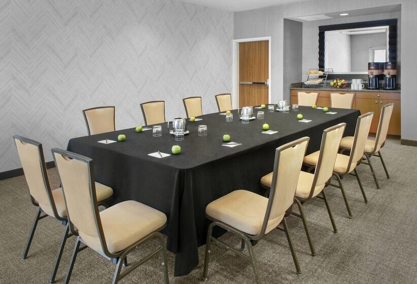 Отель Springhill Suites Long Island Brookhaven