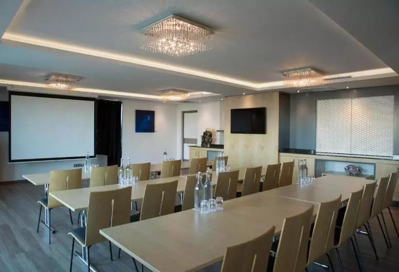 Отель Verde Cape Town Airport