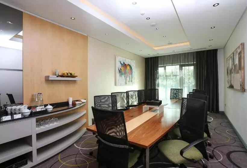 Отель Verde Cape Town Airport