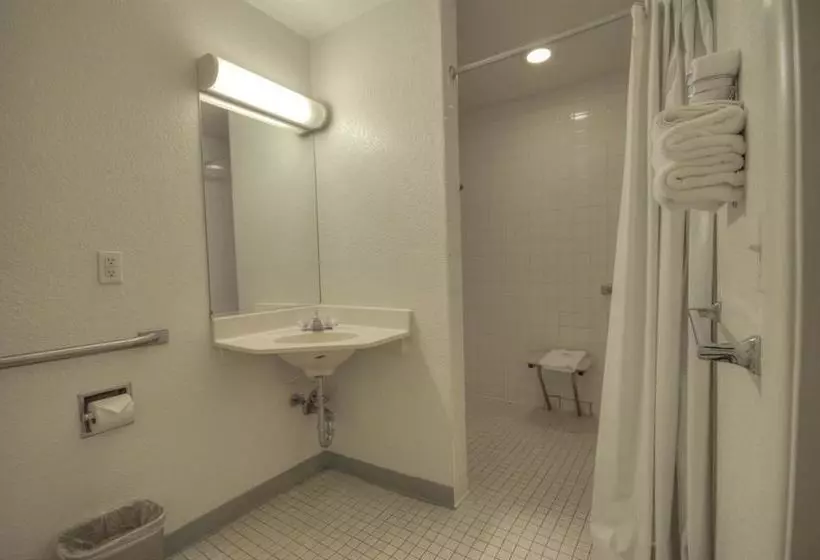 فندق على الطريق Rodeway Inn