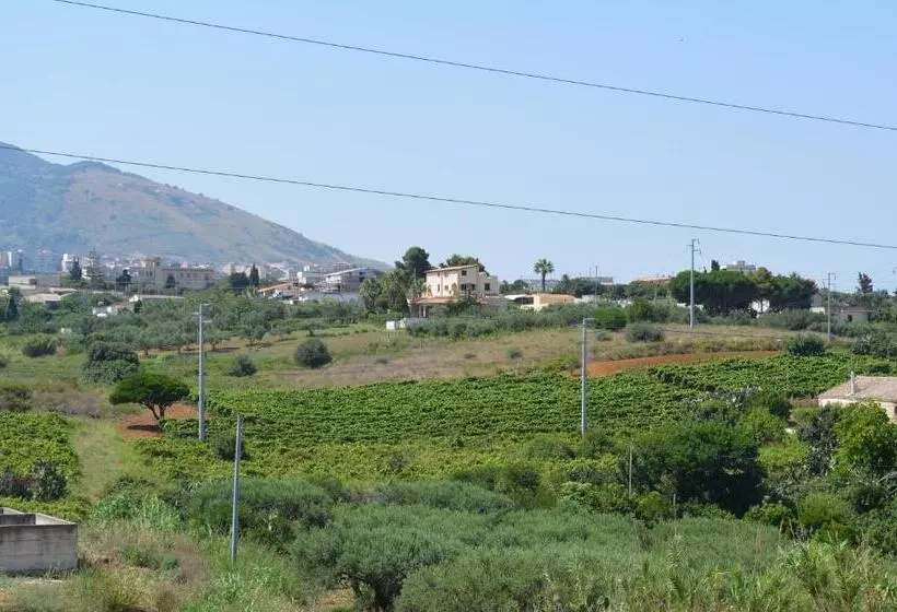 هاستل Enny Camere